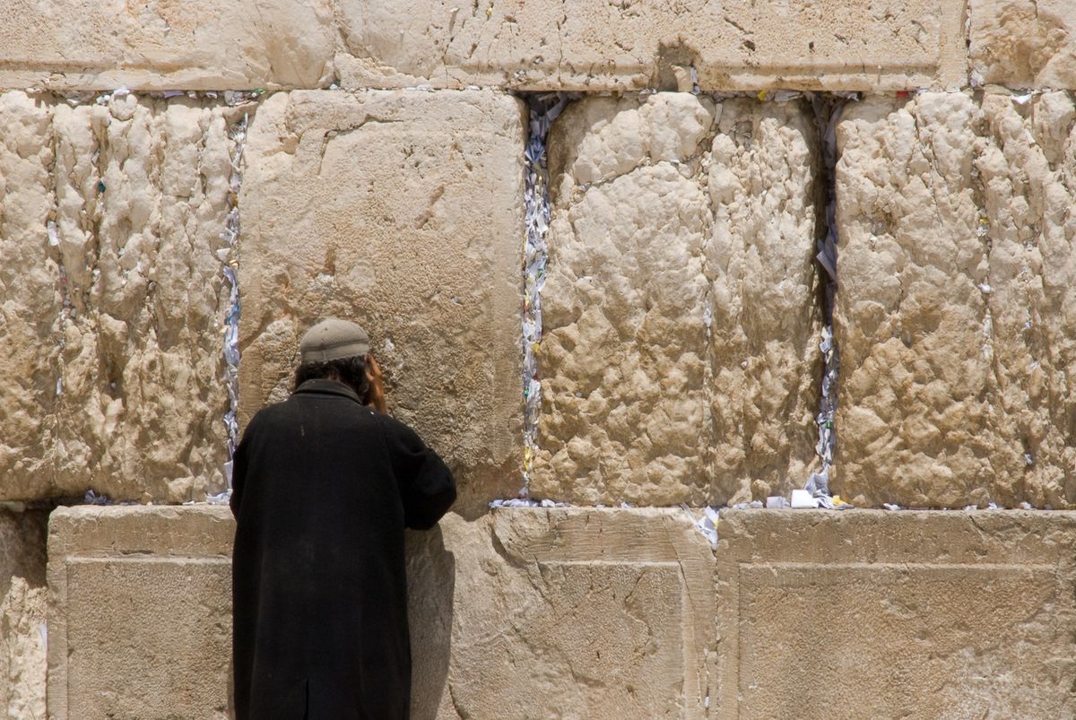 Homme priant devant le mur des Lamentations à Jérusalem