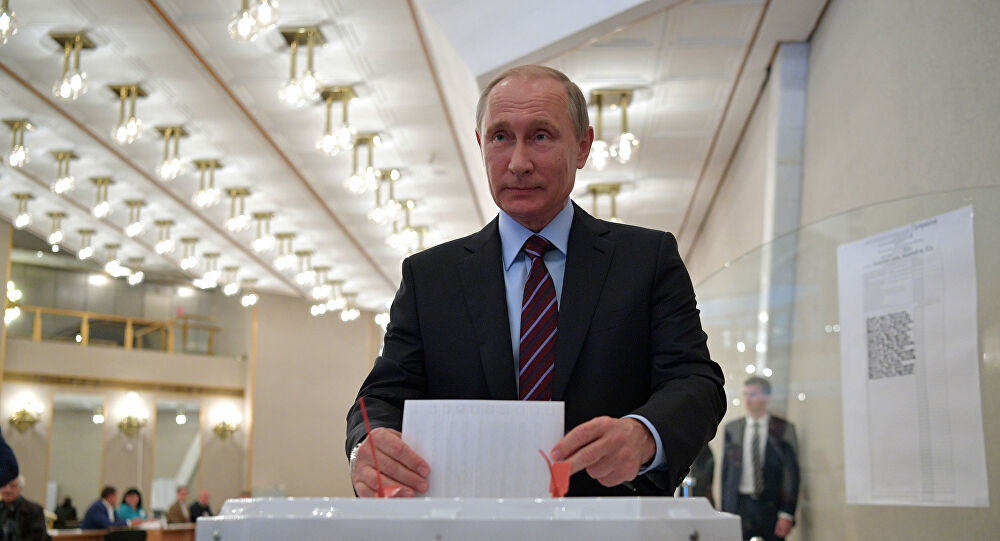 Vladimir Poutine devant une urne en 2017
