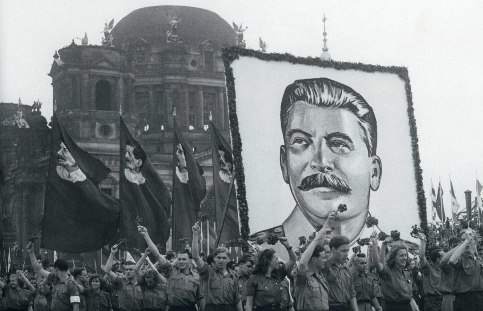 Hommage à Staline dans une région communiste en 1951