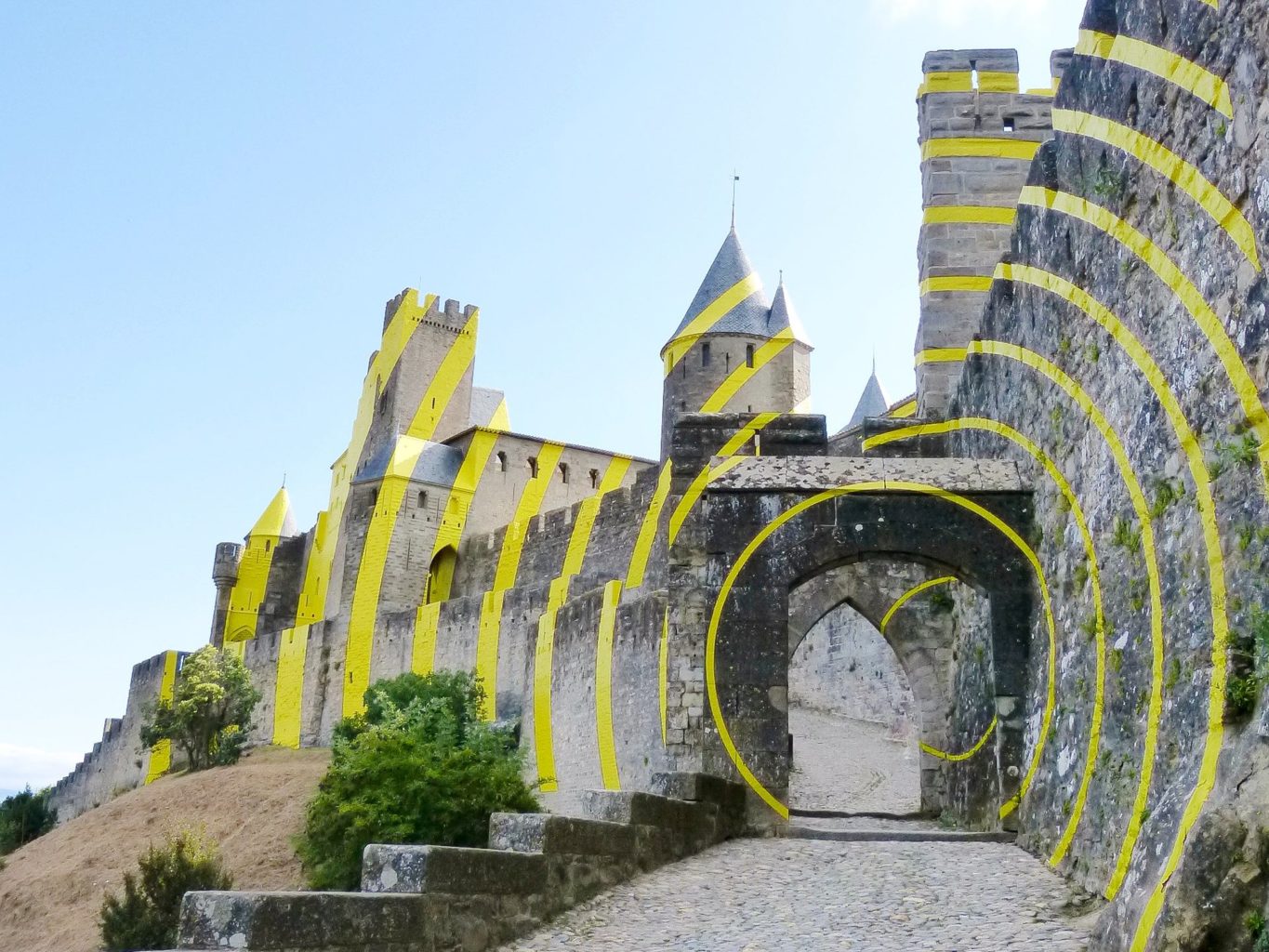 Œuvre contemporaine sur les remparts de Carcassonne