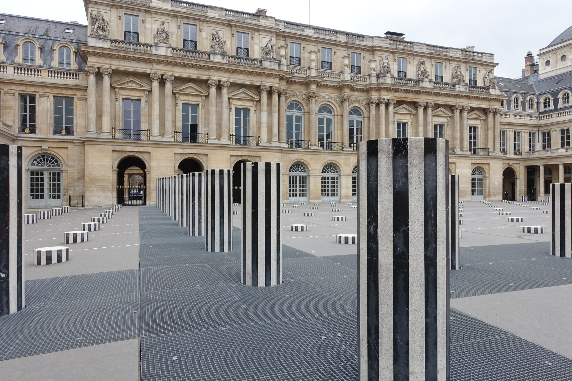 Colonnes de Buren au Palais Royal à Paris