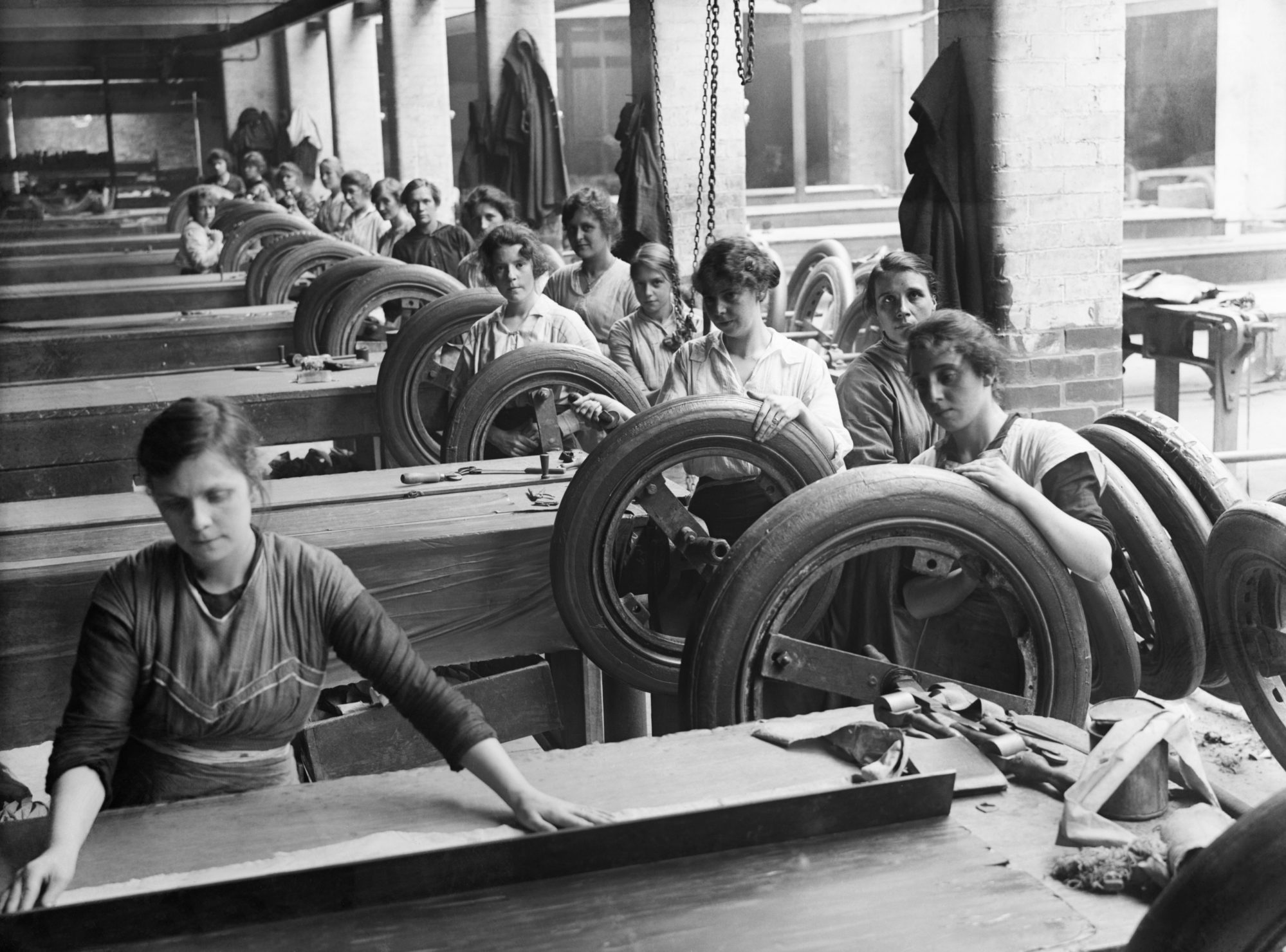 Femmes qui remplacent les hommes (partis au front) dans les usines (Première Guerre mondiale)