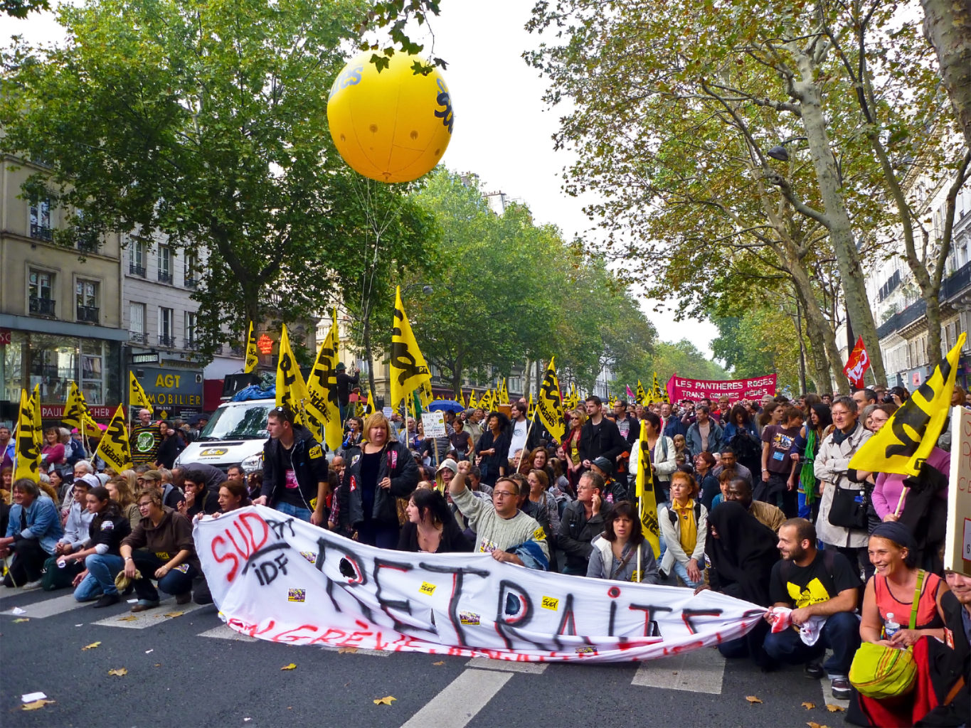 Manifestants sous la bannière du syndicat Sud-PTT contre la réforme des retraites, Paris, France