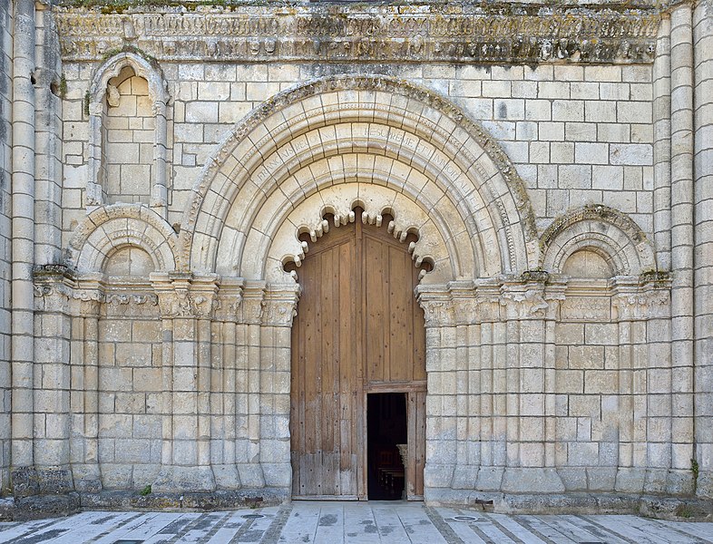 Porte de la chapelle de l’abbaye de Bassac (Charente)