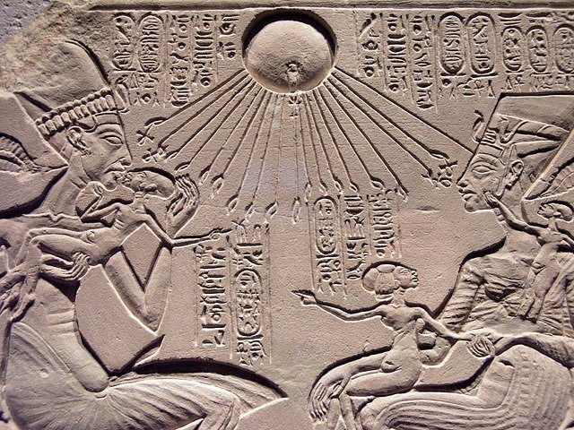 Pharaon et son épouse jouant avec leurs filles