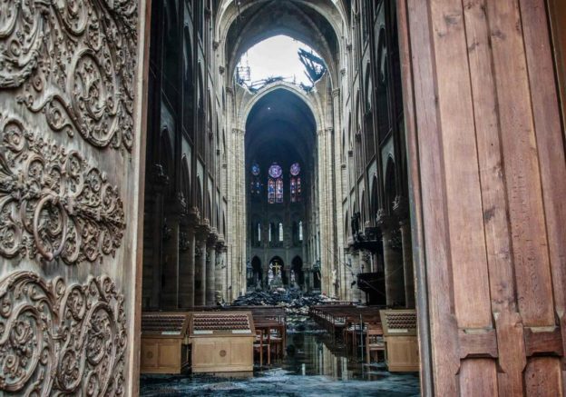 Vue de l’intérieur de Notre-Dame de Paris dévastée par l’incendie